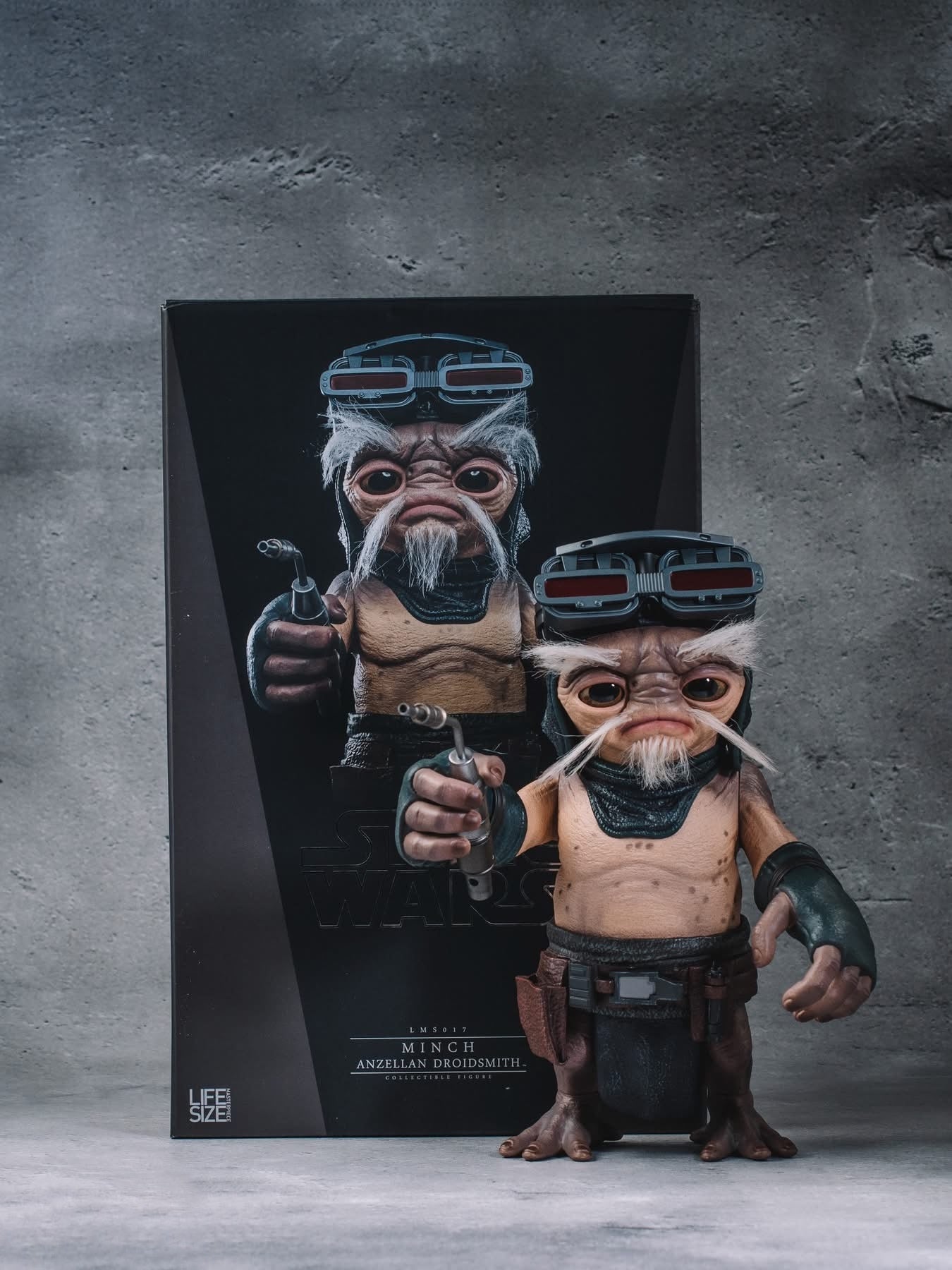 Hot Toys Star Wars: The Mandalorian & Grogu™ Anzellan Droidsmith™ Life-size Collectible Figure LMS017